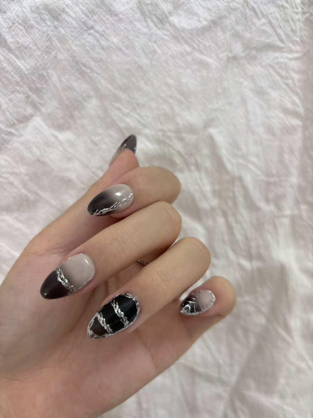 Gradient Black & Silver Chain Almond Press-On Nails – Modern Chic Style